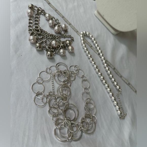 Three silvertone necklaces with dangles - Picture 6 of 6